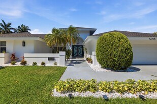 12725 Kingsway Rd in Wellington, FL - Building Photo