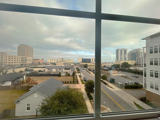 Beach Place Apartments in Virginia Beach, VA - Foto de edificio - Building Photo