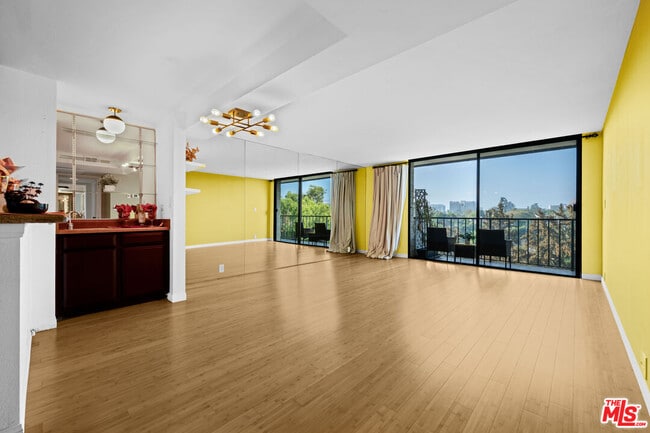 10535 Wilshire Blvd in Los Angeles, CA - Foto de edificio - Building Photo