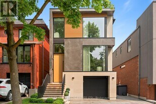 126 Sherwood Ave in Toronto, ON - Building Photo