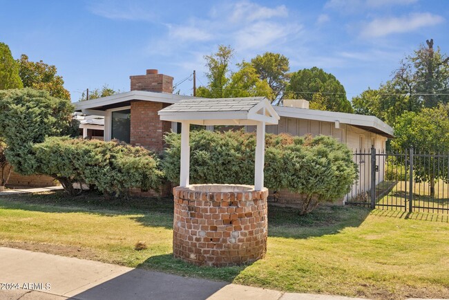 1401 E Rose Ln in Phoenix, AZ - Foto de edificio - Building Photo