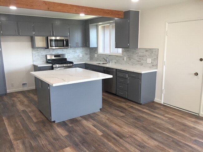 605 Illinois Ct, Unit D