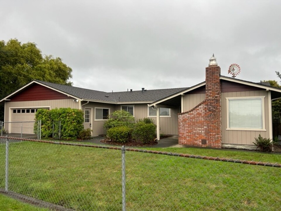 2304 Old Arcata Rd in Bayside, CA - Building Photo