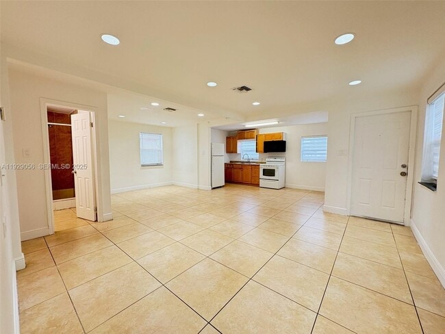 2406 McKinley St in Hollywood, FL - Building Photo - Building Photo