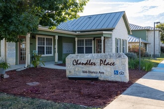 Chandler Place Apartments in Blanco, TX - Foto de edificio - Building Photo