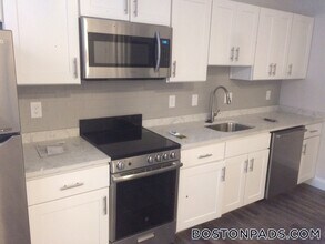 89 Park Dr, Unit 25 in Boston, MA - Foto de edificio - Building Photo