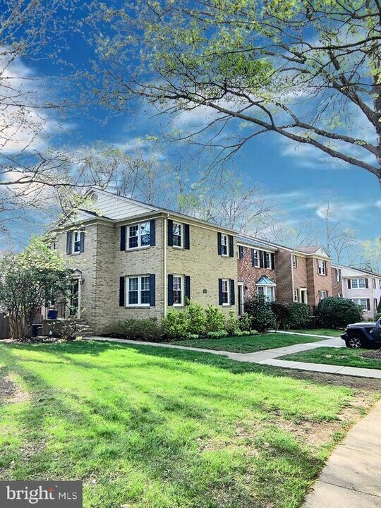9445 Park Hunt Ct in Springfield, VA - Building Photo