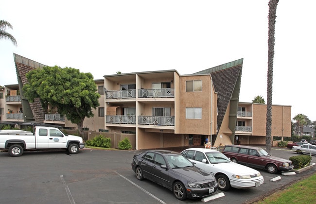 Point Loma Villas in San Diego, CA - Building Photo - Building Photo