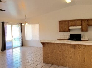 1516 Hadar Rd in Bakersfield, CA - Building Photo - Building Photo