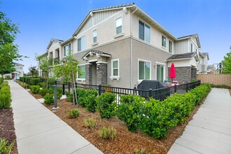 16502 Casa Grande Ave in Fontana, CA - Foto de edificio - Building Photo