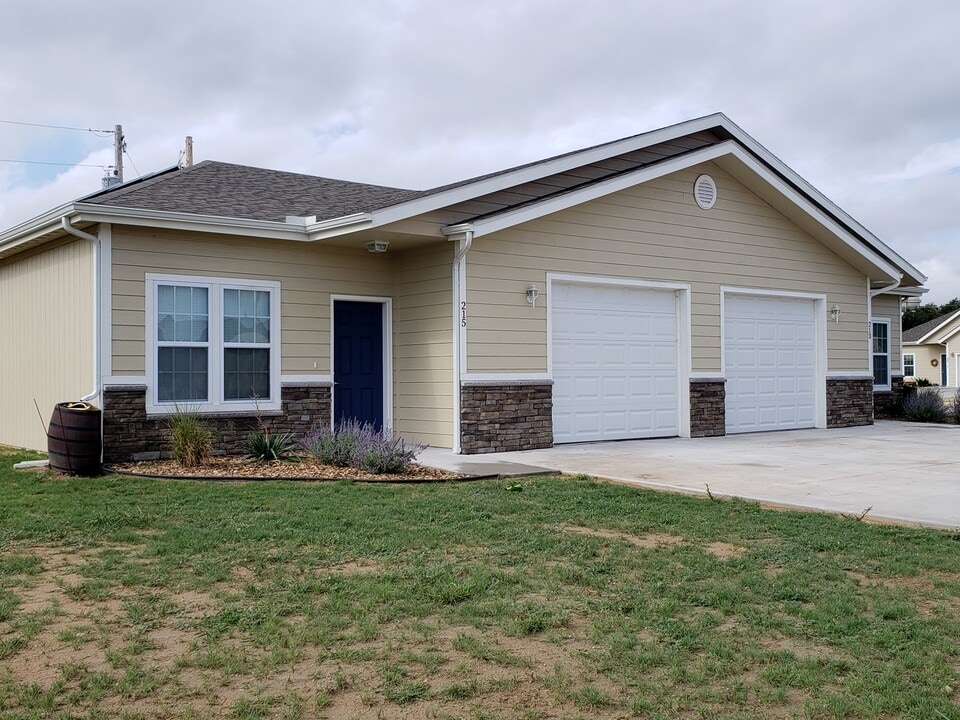 Grant Prairie Townhomes I & III in Ulysses, KS - Building Photo