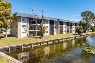 Versailles Gardens Condominium in Tamarac, FL - Foto de edificio - Primary Photo