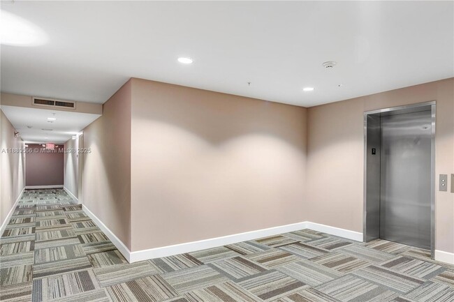 435 21st St, Unit 212 in Miami Beach, FL - Building Photo - Building Photo