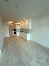 537 Cottonwood Av in Coquitlam, BC - Building Photo - Building Photo