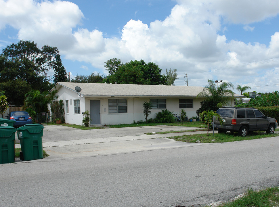 2500 NE 191st St in Miami, FL - Building Photo