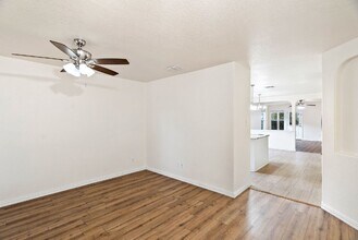 911 Rustic Cactus in San Antonio, TX - Foto de edificio - Building Photo