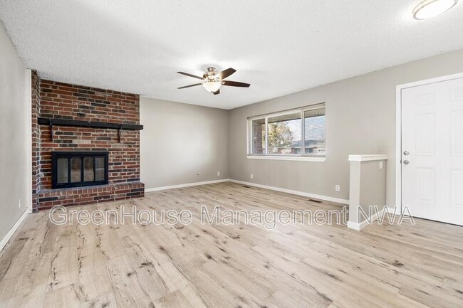 1306 W Bonnie Ln in Rogers, AR - Foto de edificio - Building Photo