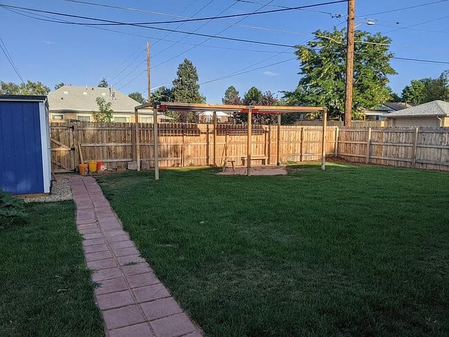 property at 2900 N Glencoe St