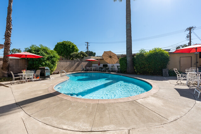 Foothill Terrace in Monrovia, CA - Foto de edificio - Building Photo