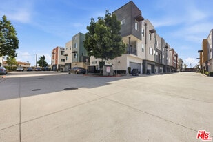 9942 Artesia Blvd in Bellflower, CA - Building Photo