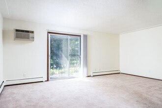 Nicollet Woods Apartments in Bloomington, MN - Foto de edificio - Building Photo