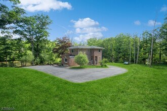 242 Lake Rd in Morristown, NJ - Building Photo - Building Photo