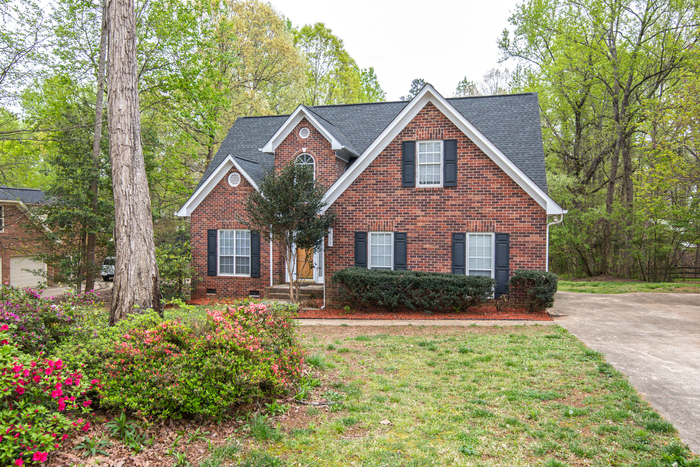 8733 Scarsdale Dr in Mint Hill, NC - Building Photo