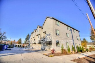 607 NE 92nd Ave in Portland, OR - Building Photo - Building Photo