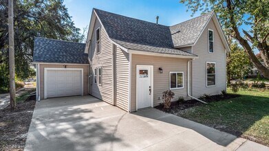 407 W 1st Ave in Indianola, IA - Building Photo - Building Photo
