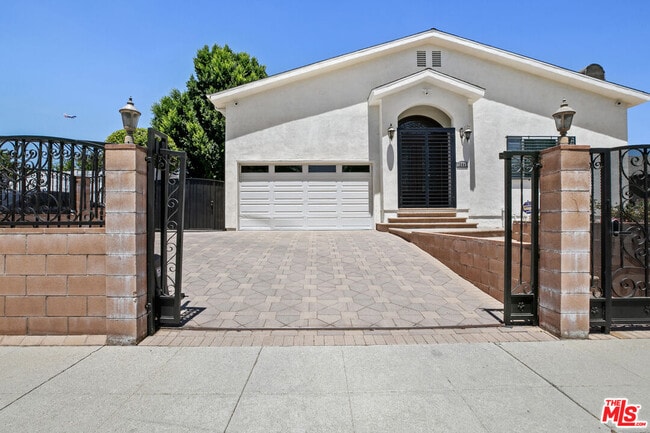 12643 Archwood St in Los Angeles, CA - Building Photo - Building Photo