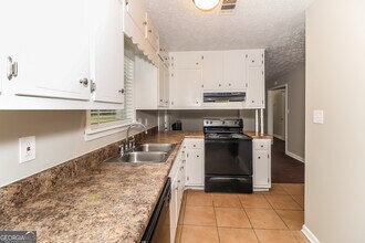 3470 Valley Oaks Rd in Stonecrest, GA - Foto de edificio - Building Photo