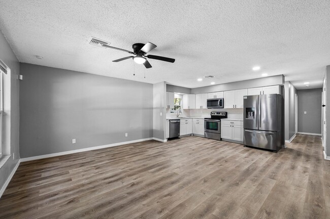 37745 Walker Aly in Dade City, FL - Building Photo - Building Photo