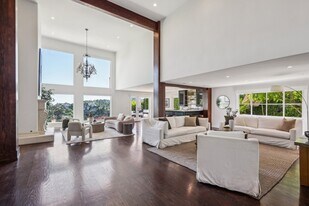 2411 Mount Olympus Dr in Los Angeles, CA - Building Photo