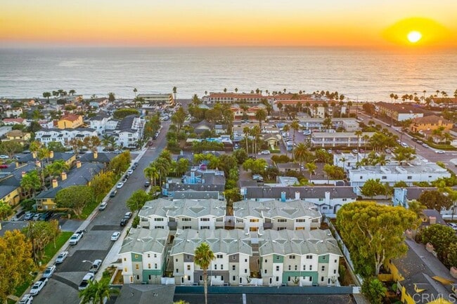 358 Walnut Ave in Carlsbad, CA - Foto de edificio - Building Photo