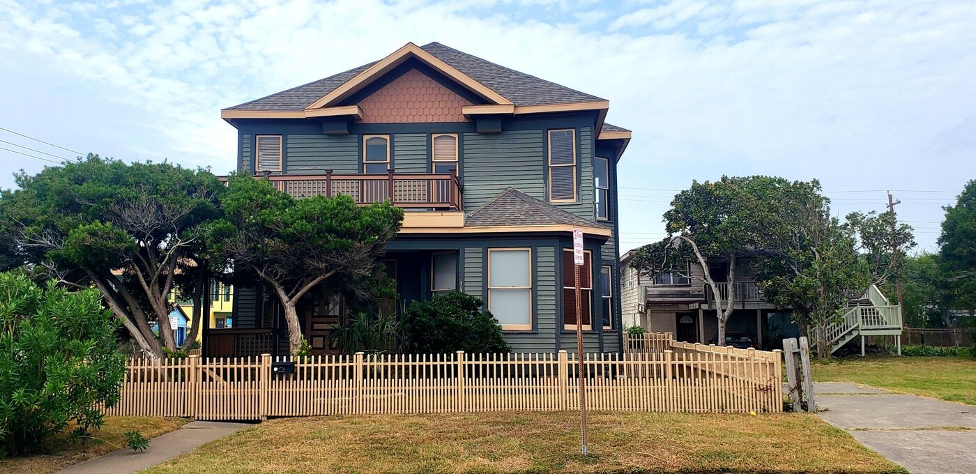 1128 Ave M 1/2 in Galveston, TX - Building Photo