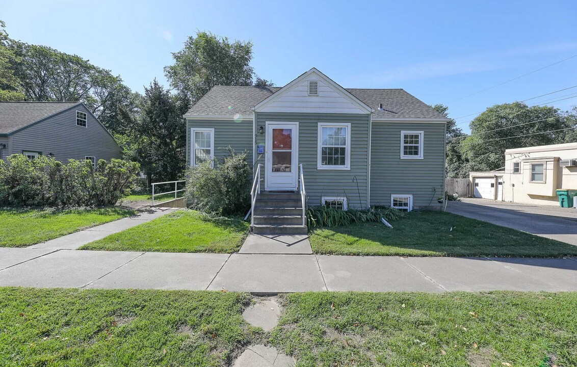 915 E Ave E in Bismarck, ND - Building Photo