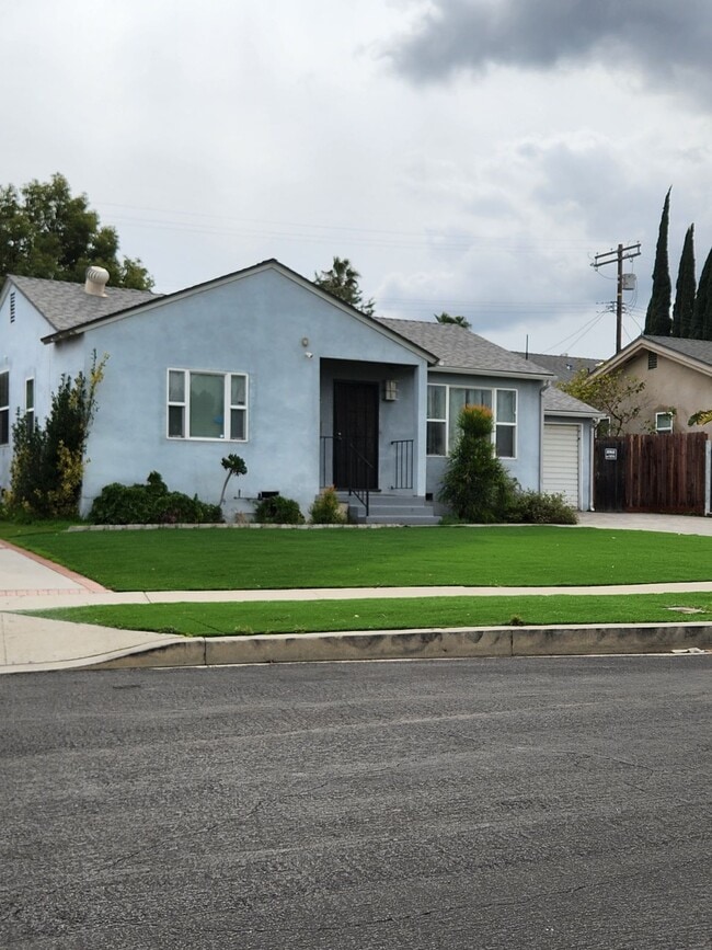 5709 Enfield Ave in Los Angeles, CA - Building Photo - Building Photo