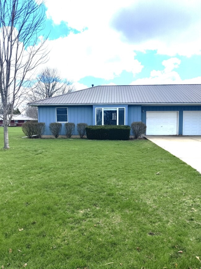 2563 N 4645th Rd in Somonauk, IL - Building Photo - Building Photo