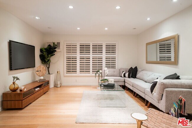 645 Westmount Dr-Unit -211 in West Hollywood, CA - Building Photo - Building Photo