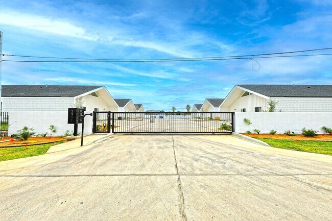 3911 Casa Blanca Lake Rd in Laredo, TX - Building Photo - Building Photo