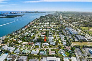 130 Gulfstream Rd in North Palm Beach, FL - Building Photo