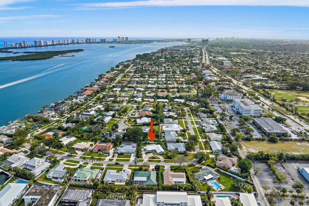 130 Gulfstream Rd in North Palm Beach, FL - Building Photo