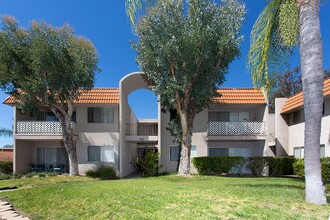 Fountain Estates Apartments in Escondido, CA - Foto de edificio - Building Photo