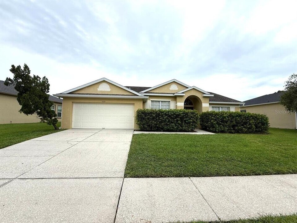 5335 Bold Venture Pl in Zephyrhills, FL - Building Photo
