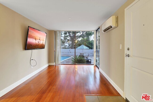 10982 Roebling Ave in Los Angeles, CA - Foto de edificio - Building Photo