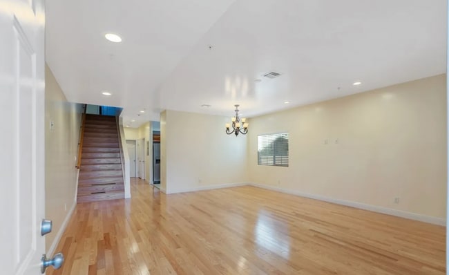 2018 Hillcrest Dr, Unit 1 in Los Angeles, CA - Building Photo - Building Photo