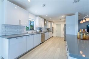 16670 SW 90th Ave in Palmetto Bay, FL - Foto de edificio - Building Photo