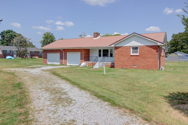 104 W McReynolds Dr in Elkton, KY - Building Photo - Building Photo