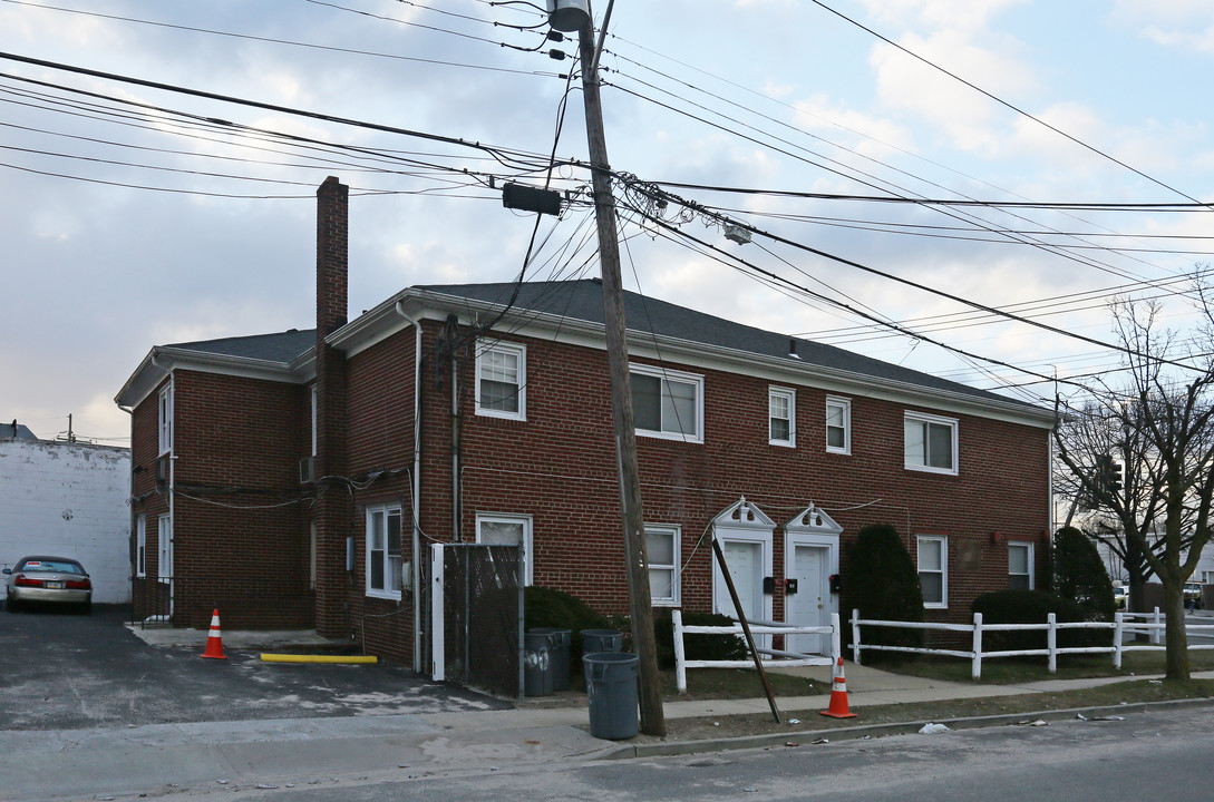 1300 Hampstead Tpke in Elmont, NY - Foto de edificio