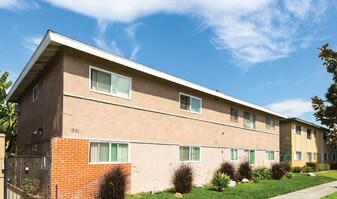 1551 W Ball Rd in Anaheim, CA - Building Photo